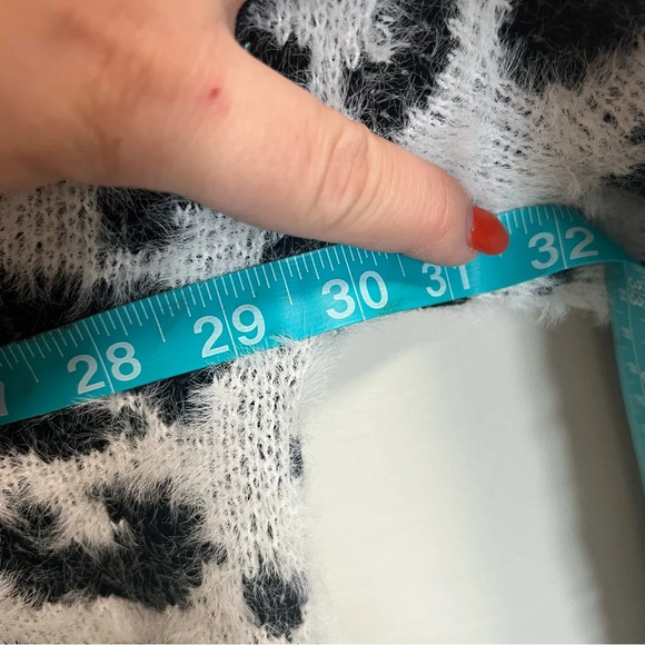 Pink Lily Fuzzy Soft Black White Leopard Animal Print Oversized Crew Sweater L - Picture 4 of 6